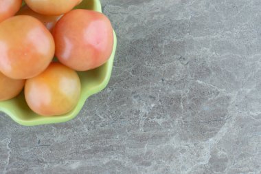 Kavanozdaki olgun yeşil domateslerin yakın fotoğrafını çek. Yüksek kalite fotoğraf