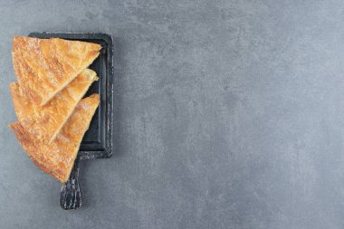 Siyah kesme tahtasındaki üçgen şekilli hamur işleri. Yüksek kalite fotoğraf