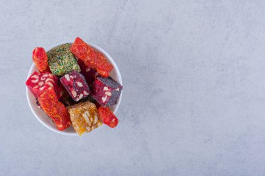 Beyaz kasede fındıklı kurutulmuş meyve hamuru. Yüksek kalite fotoğraf