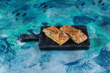 Tahtada susamlı dilimlenmiş ekmek, mermer arka planda. Yüksek kalite fotoğraf