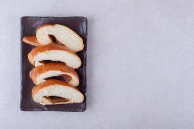 Tahta tabakta tatlı turta parçaları, mermer arka planda. Yüksek kalite fotoğraf