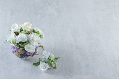 Beyaz arka planda bir fincan taze beyaz çiçek. Yüksek kalite fotoğraf