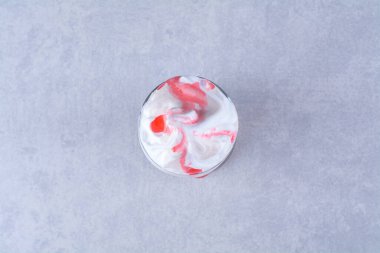 Mermer arka planda çilek kremalı bir bardak milkshake. Yüksek kalite fotoğraf