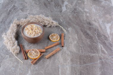 Süt ve tarçın çubuklu sağlıklı mısır gevreği kasesi. Yüksek kalite fotoğraf