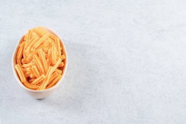 Beyaz kraker kasesi taştan arka plana yerleştirilmiş. Yüksek kalite fotoğraf