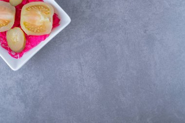 Beyaz tabakta konserve yeşil domates dilimlerinin üst görüntüsü. Yüksek kalite fotoğraf