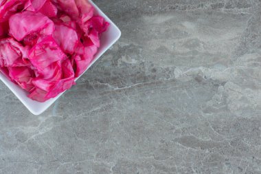 Kasede doğranmış lahana turşusunun en üst görüntüsü. Yüksek kalite fotoğraf