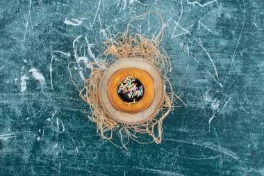 Mavi arkaplandaki panoya jöleli mini kek. Yüksek kalite fotoğraf