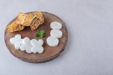 Üzerinde et ve turp dilimi olan krepler mermer arka planda. Yüksek kalite fotoğraf