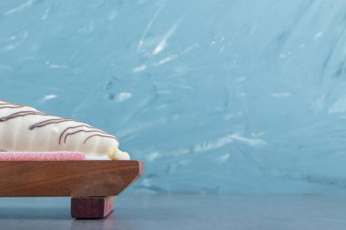 Tahta tahtada krema ve şekerle doldurulmuş tüp şeklinde hamur işleri. Yüksek kalite fotoğraf