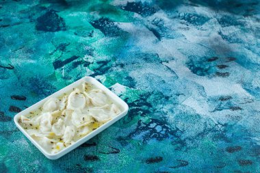 Toothsome Dushbara tabakta, mavi arka planda. Yüksek kalite fotoğraf