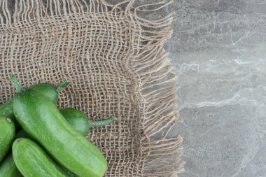 Yeşil organik salatalık yığınını yakından çek. Yüksek kalite fotoğraf