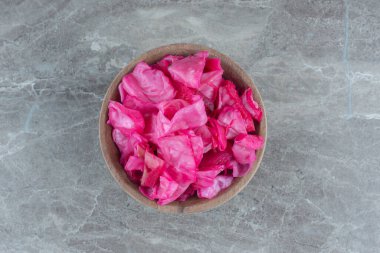 Ahşap kasede ev yapımı lahana turşusu manzarası. Yüksek kalite fotoğraf