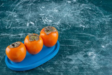 Tahta tabakta, mermer zeminde dişlek hurma meyvesi. Yüksek kalite fotoğraf