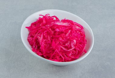 Kırmızı lahana dilimlenmiş turşular mermer arka planda bir kasede. Yüksek kalite fotoğraf