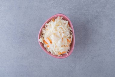 Kabın içinde marine edilmiş lahana, mermer arka planda. Yüksek kalite fotoğraf