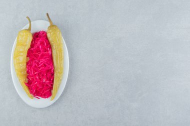 Beyaz tabakta mayalanmış biber ve lahana. Yüksek kalite fotoğraf