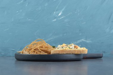 Siyah tahtada salata ve spagetti ile tost ekmeği. Yüksek kalite fotoğraf