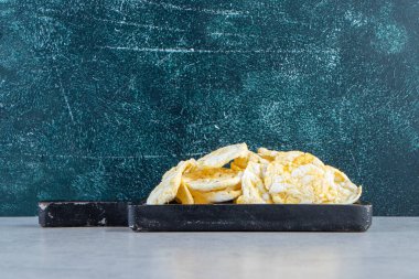 Taş zeminde siyah, lezzetli pirinç kekleri. Yüksek kalite fotoğraf