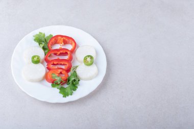 Maydanoz ve biber dilimlenmiş, mermer arka planda. Yüksek kalite fotoğraf
