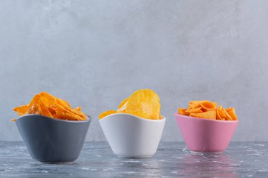 Mermer arka planda patates cipsleri var. Yüksek kalite fotoğraf