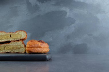 Koyu tahtada çeşitli hamur işleri var. Yüksek kalite fotoğraf