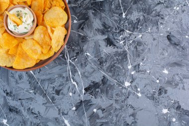 Yoğurt ve patates cipsi tabakta, mermer arka planda. Yüksek kalite fotoğraf