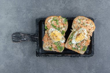 Kara tahtada haşlanmış yumurtalı tost ekmeği. Yüksek kalite fotoğraf