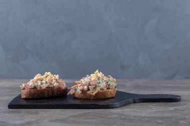 Siyah tahtada sebzeli lezzetli bruschetta. Yüksek kalite fotoğraf