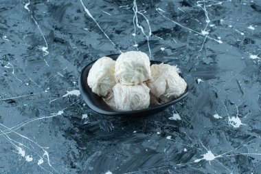 Geleneksel Türk pamuk şekeri kasede, mavi arka planda. Yüksek kalite fotoğraf