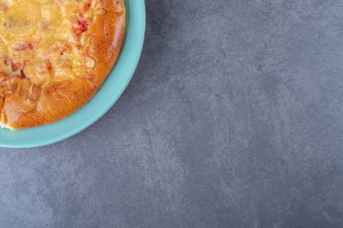 Fırında pişirilmiş mini pizza, mermer arka planda. Yüksek kalite fotoğraf