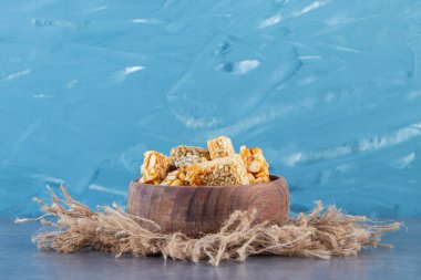 Bir kase granola çikolatası, mermer arka planda. Yüksek kalite fotoğraf