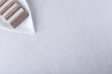 Çilekli ve çikolatalı gofretler bir tabakta, mermer arka planda. Yüksek kalite fotoğraf