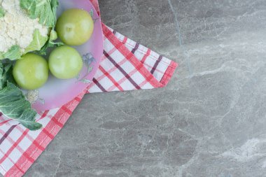 Karnabahar ve olgunlaşmamış yeşil domates manzarası. Yüksek kalite fotoğraf