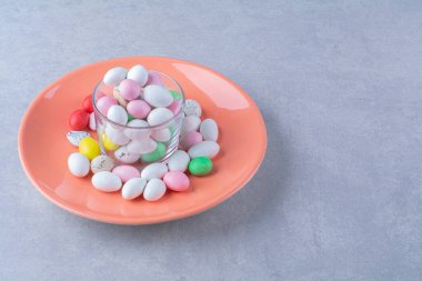 Bir bardak dolusu renkli fasulye şekeri. Yüksek kalite fotoğraf