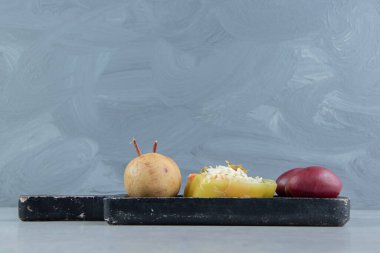 Kara tahtada çeşitli mayalanmış sebzeler. Yüksek kalite fotoğraf