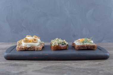 Kara tahtada haşlanmış yumurtalı tost ekmeği. Yüksek kalite fotoğraf