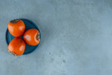 Ahşap bir tabakta, mermer zeminde hurma. Yüksek kalite fotoğraf