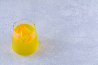Lezzetli bir bardak portakal suyu, mermer arka planda. Yüksek kalite fotoğraf