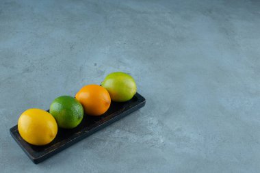 Mermer zemin üzerinde renkli limonlar. Yüksek kalite fotoğraf
