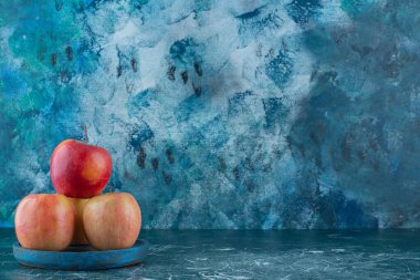 Ahşap bir tabakta, mermer zeminde nefis elmalar. Yüksek kalite fotoğraf