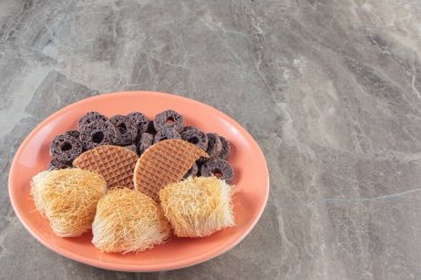 Belçika waffle 'ı, kadayif ve mermer arka planda mısır halkaları. Yüksek kalite fotoğraf