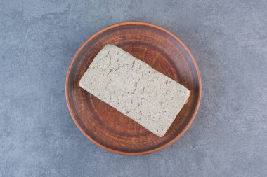 Tüm ay çiçeği halkası plakada, mermer arka planda. Yüksek kalite fotoğraf