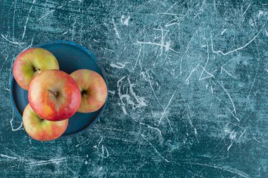 Ahşap bir tabakta, mermer zeminde nefis elmalar. Yüksek kalite fotoğraf