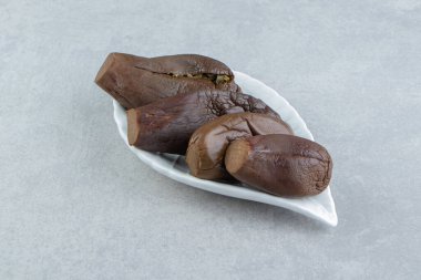 Havalı tabakta patlıcan turşusu, mermer arka planda. Yüksek kalite fotoğraf