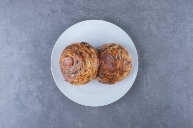 Taze pişmiş gogal kurabiyeler bir tabakta, mermer arka planda. Yüksek kalite fotoğraf