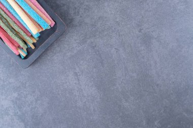 Bir tepsi jöle, mermer arka planda. Yüksek kalite fotoğraf