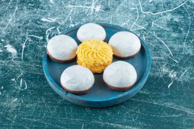 Lezzetli jöleli bisküviler ve mavi tabakta kurabiye. Yüksek kalite fotoğraf