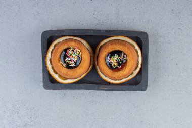 Portakal diliminin üzerine jöle konmuş iki mini kek tabağı. Yüksek kalite fotoğraf