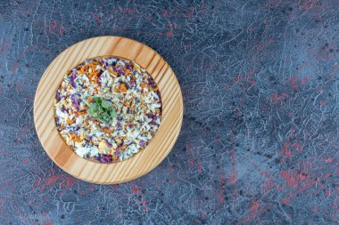 Mermer zemin üzerinde sebze salatası olan ahşap bir tabak. Yüksek kalite fotoğraf